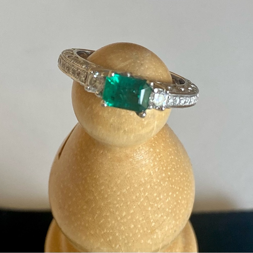 Orianne….Natural diamonds and natural emerald ring on 14ct white gold